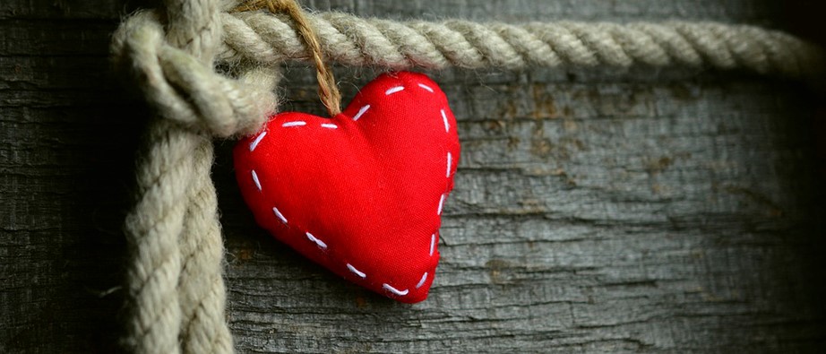 Bild på ett hjärta i tyg och ett rep.