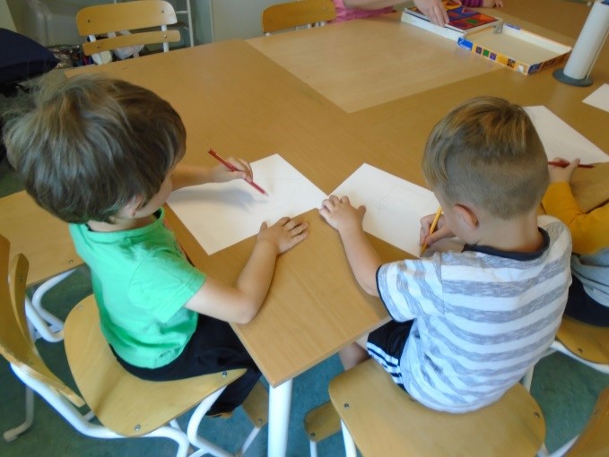 Barn som ritar