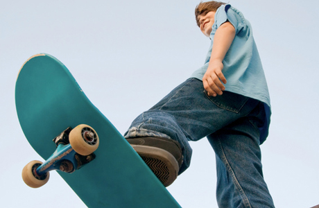 Bild på kille med sin skateboard.